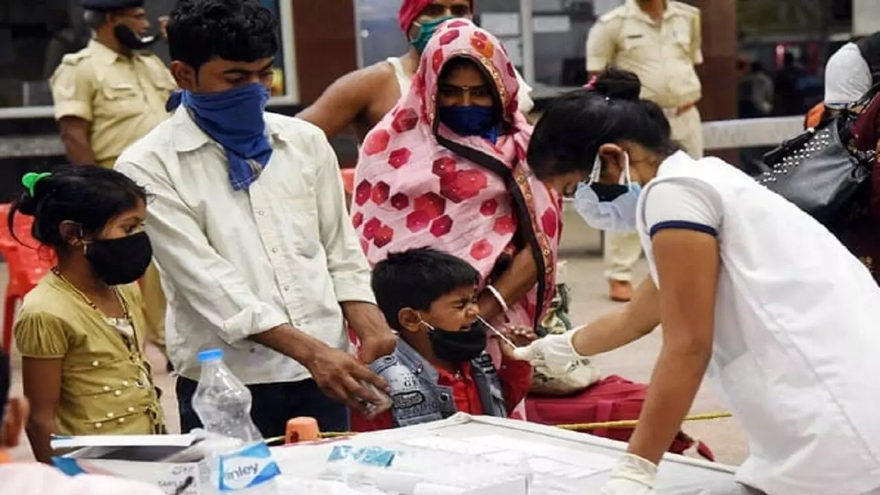 देश में कोरोना से बीते एक दिन में 39 लोगों की मौत, 19,336 हुए ठीक देश में कोरोना से बीते एक दिन में 39 लोगों की मौत, 19,336 हुए ठीक