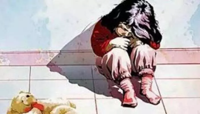 शर्मनाकः सात साल की बच्ची के साथ 60 साल के टीचर ने किया रेप शर्मनाकः सात साल की बच्ची के साथ 60 साल के टीचर ने किया रेप