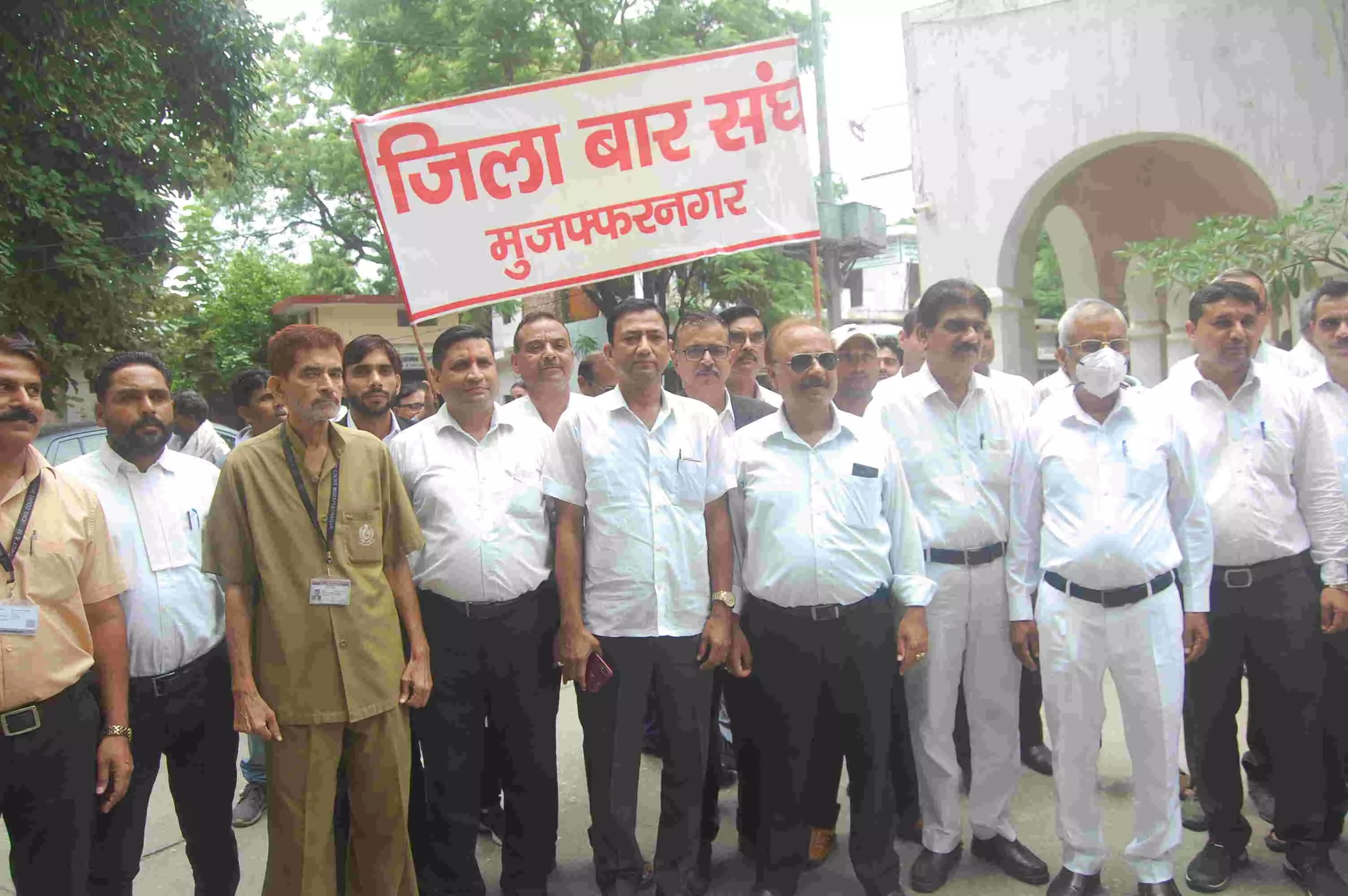 मुजफ्फरनगर कचहरी में हापुड़ के वकीलों की खातिर हड़ताल मुजफ्फरनगर कचहरी में हापुड़ के वकीलों की खातिर हड़ताल