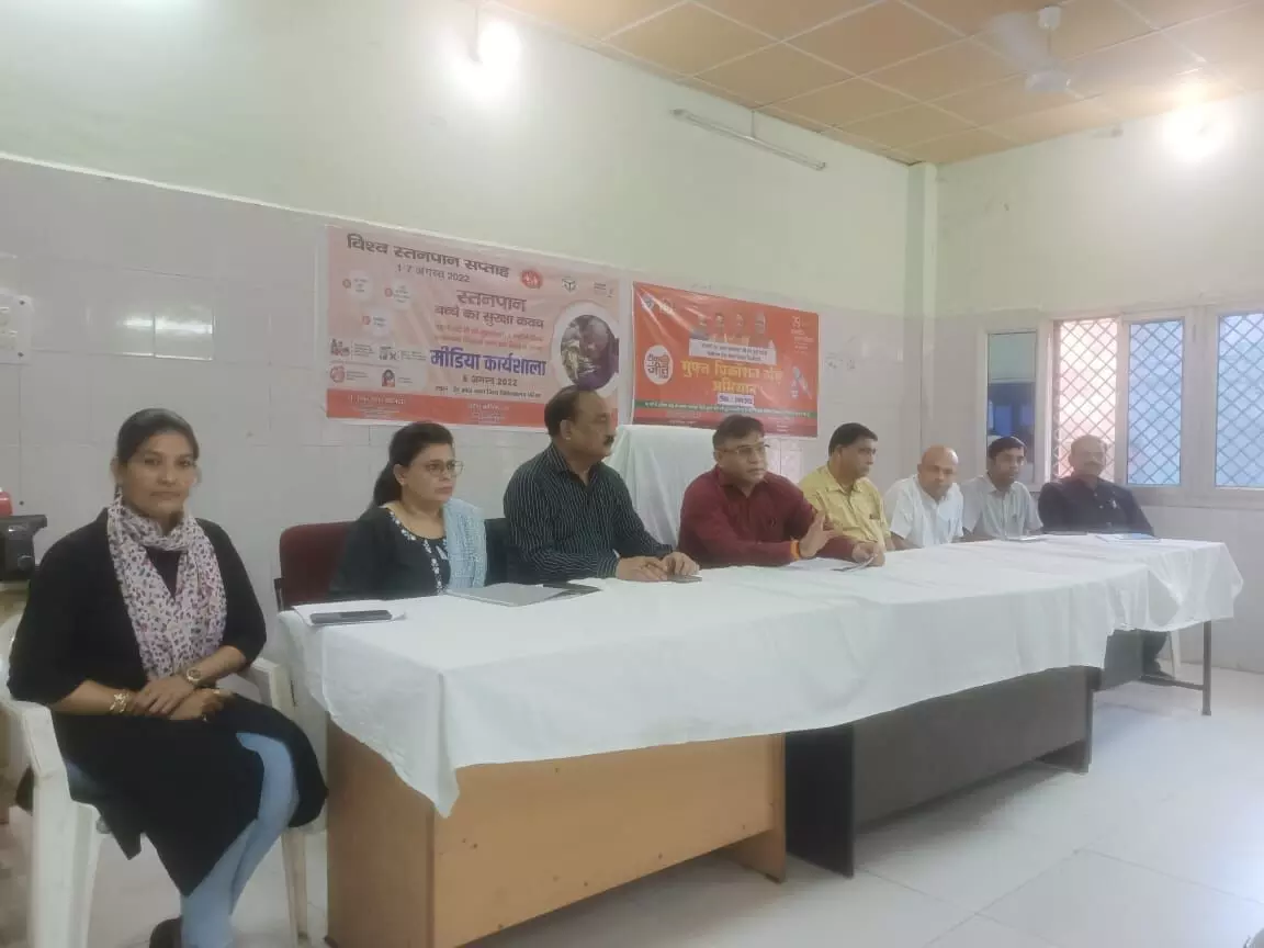 नवजात को बोतल से न पिलाएं दूधः सीएमओ नवजात को बोतल से न पिलाएं दूधः सीएमओ