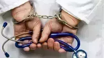 मेरठ........बेटी की लव स्टोरी से नाराज पिता ने बेटी को मारने के लिए कंपाउंडर से लगवाया जहरीला इंजेक्शन मेरठ........बेटी की लव स्टोरी से नाराज पिता ने बेटी को मारने के लिए कंपाउंडर से लगवाया जहरीला इंजेक्शन