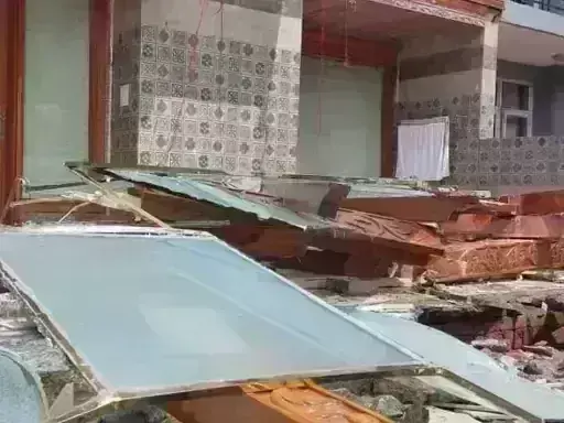 नोएडा......महिला से बदसलूकी करने वाले श्रीकांत त्यागी के घर चला बुलडोजर नोएडा......महिला से बदसलूकी करने वाले श्रीकांत त्यागी के घर चला बुलडोजर