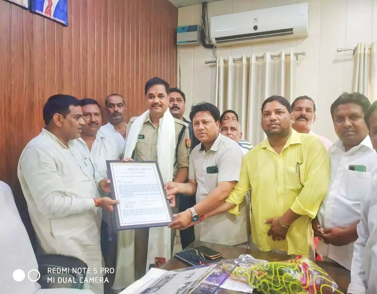 युवती के सकुशल बरामद होने पर एस पी देहात को बाल्मीकि समाज ने किया सम्मानित युवती के सकुशल बरामद होने पर एस पी देहात को बाल्मीकि समाज ने किया सम्मानित