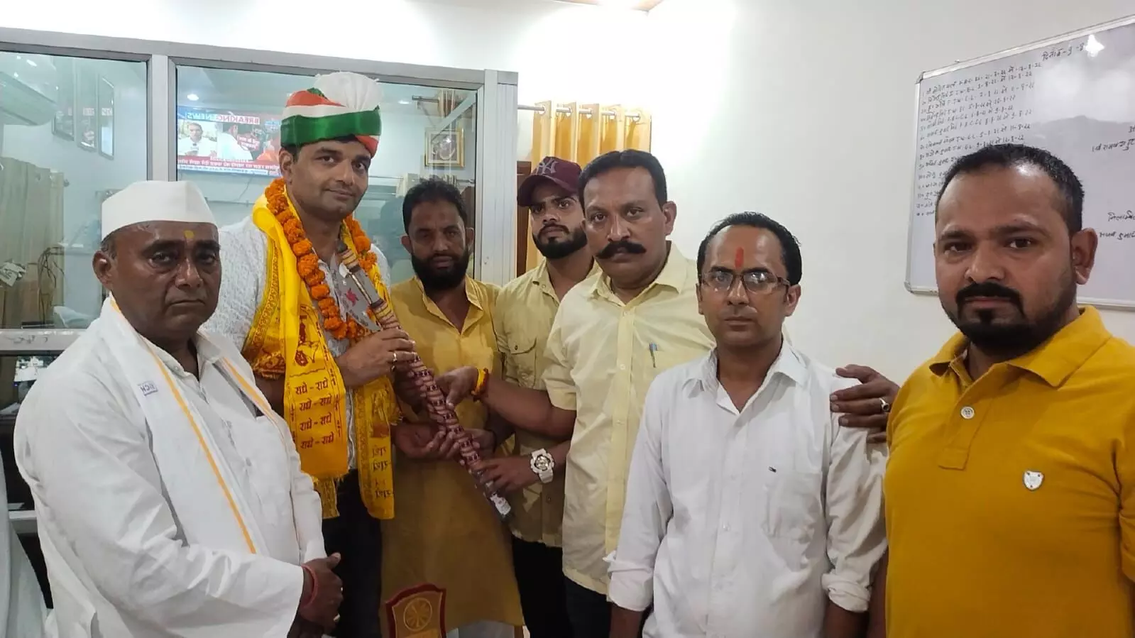 समाजसेवियों ने जेल अधीक्षक सीताराम शर्मा को किया सम्मानित समाजसेवियों ने जेल अधीक्षक सीताराम शर्मा को किया सम्मानित