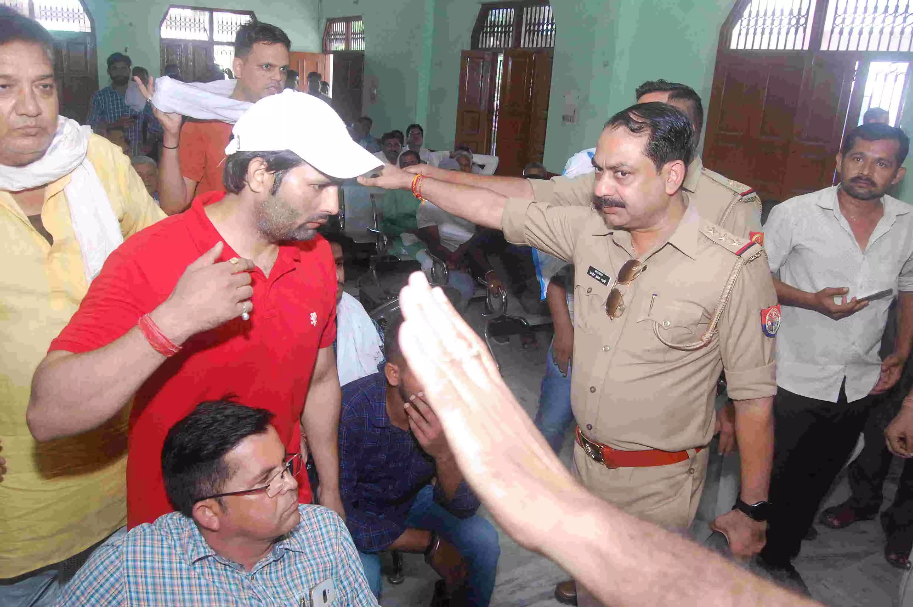 मुजफ्फरनगर...गालीबाज श्रीकांत त्यागी को लेकर समाज में तकरार मुजफ्फरनगर...गालीबाज श्रीकांत त्यागी को लेकर समाज में तकरार