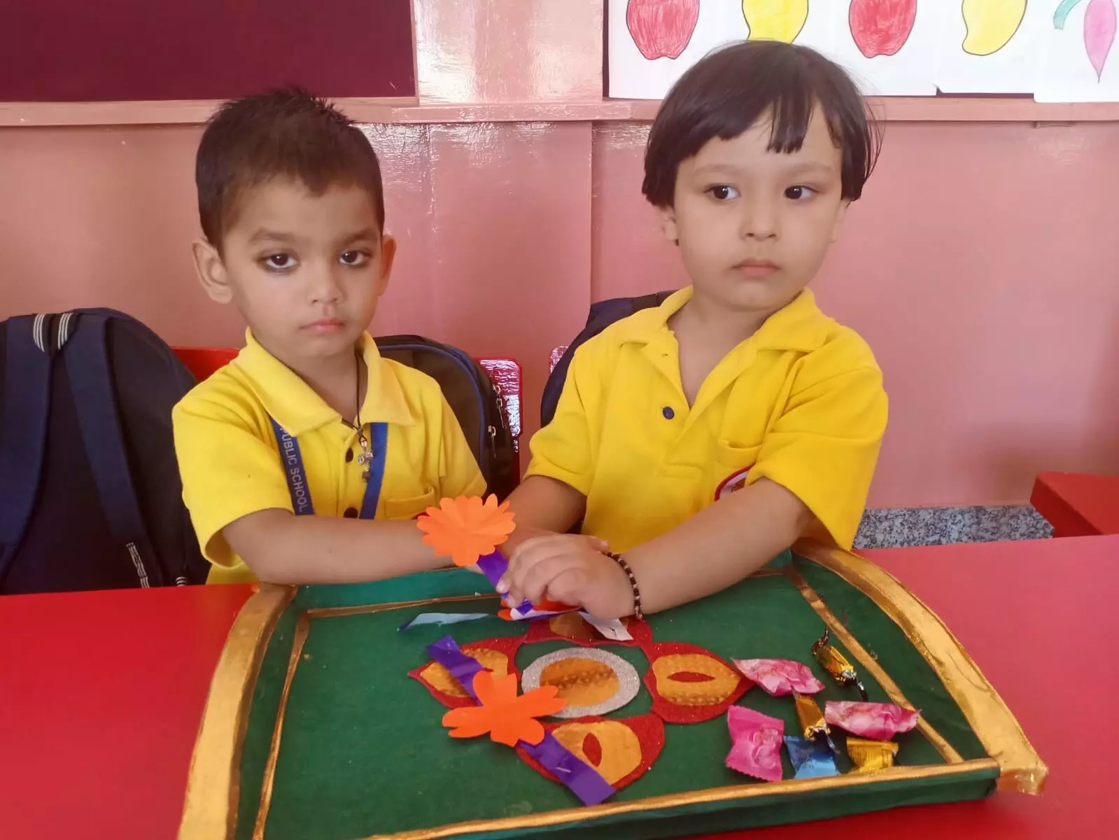 एम.जी. पब्लिक स्कूल में राखी मेकिंग काम्पीटिशन आयोजित एम.जी. पब्लिक स्कूल में राखी मेकिंग काम्पीटिशन आयोजित