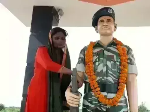 शामली.......पुलवामा हमले में शहीद अमित कोरी की प्रतिमा पर बहन ने राखी बांधकर मनाया रक्षाबंधन