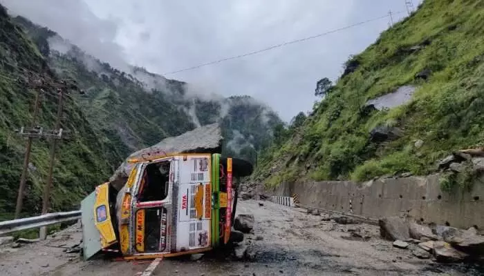 हिमाचल में मूसलाधार बारिश, भारी तबाही, 12 लोगों की मौत