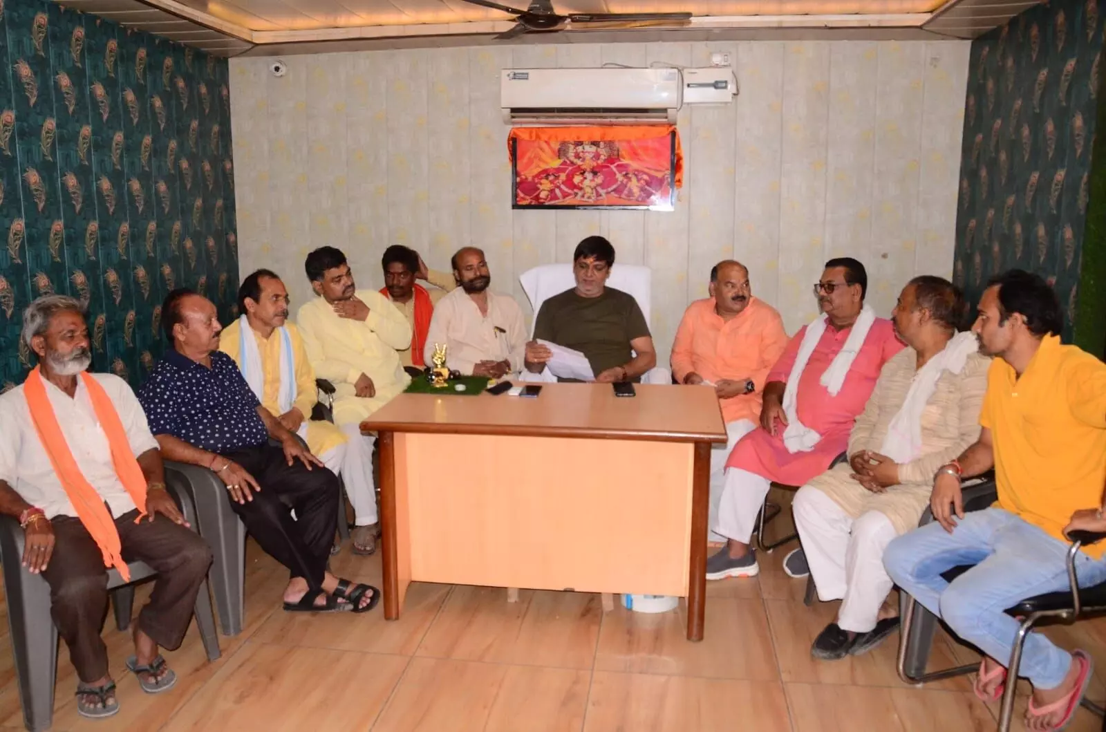 मंदिर की पुजारी वृद्धा से दबंग महिला व उसके पति ने मांगी माफी, थाने में हुआ समझौता... मंदिर की पुजारी वृद्धा से दबंग महिला व उसके पति ने मांगी माफी, थाने में हुआ समझौता...