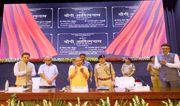 अपराधी को पुलिस का खौफ हो और आम आदमी के मन में सम्मान हो : योगी अपराधी को पुलिस का खौफ हो और आम आदमी के मन में सम्मान हो : योगी