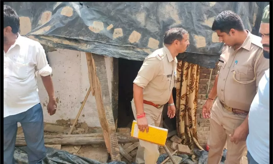 जानसठ में बिना बारिश गिरी छत, बच्ची की मौत