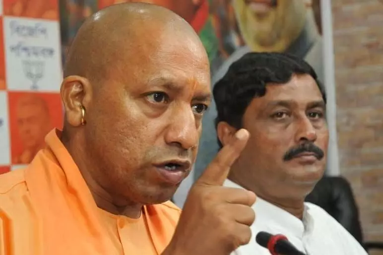 सीएम योगी की सख्त प्रशासक वाली छवि के कारण यूपी हुआ दंगा मुक्त, खुद को सुरक्षित मान रही जनता सीएम योगी की सख्त प्रशासक वाली छवि के कारण यूपी हुआ दंगा मुक्त, खुद को सुरक्षित मान रही जनता