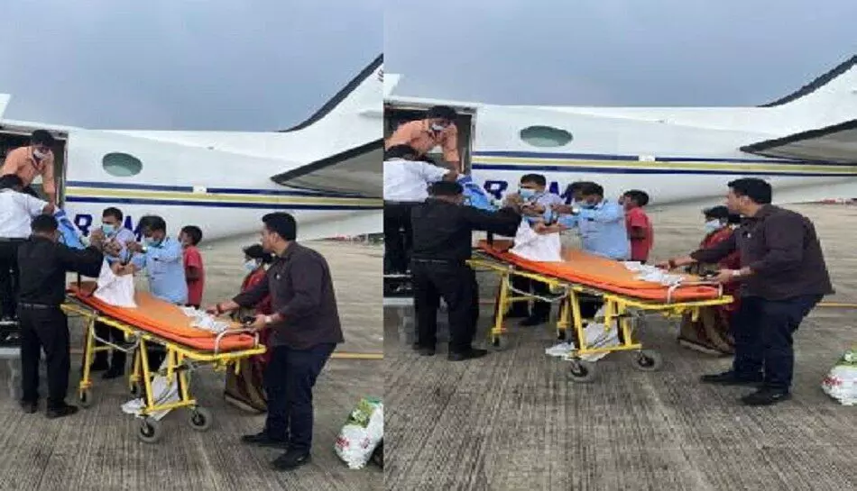 झारखंड में एसिड अटैक में घायल बच्ची एयर एंबुलेंस से दिल्ली शिफ्ट झारखंड में एसिड अटैक में घायल बच्ची एयर एंबुलेंस से दिल्ली शिफ्ट