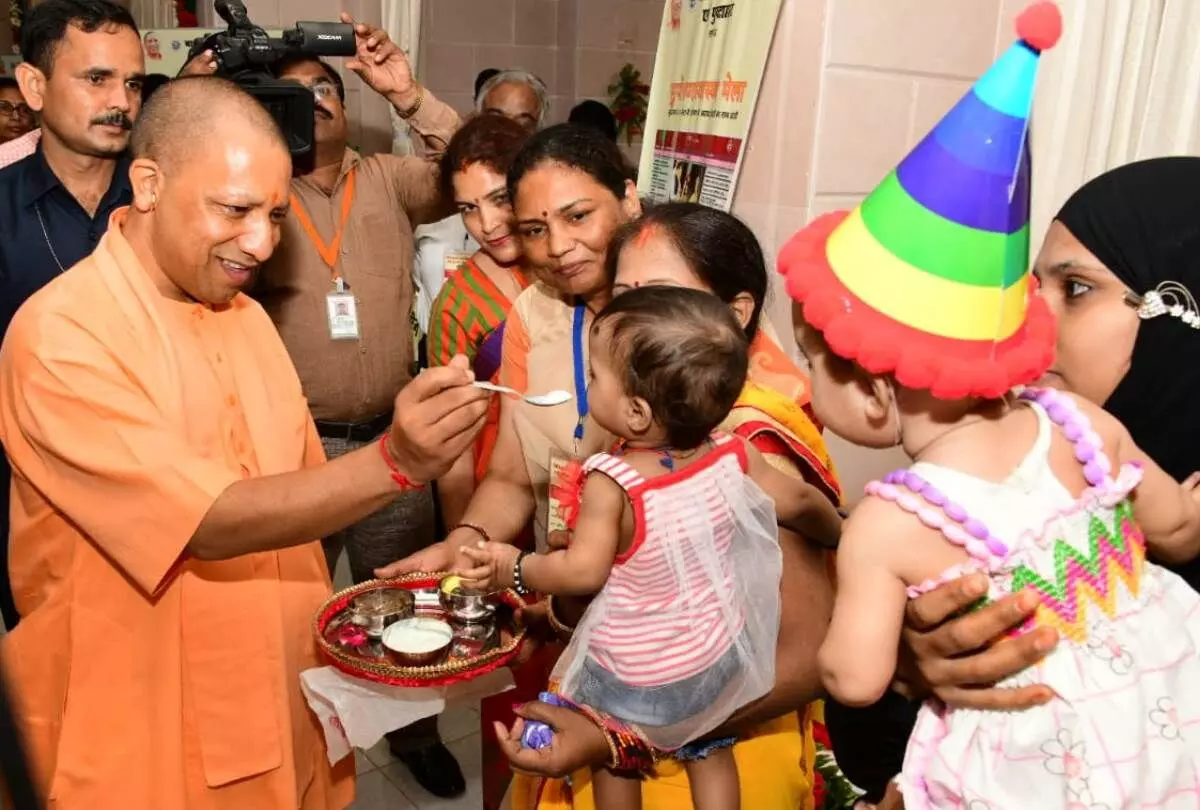 योगी ने किया 199 आंगनबाड़ी केंद्रों का शिलान्यास व 501 केंद्रों का लोकार्पण योगी ने किया 199 आंगनबाड़ी केंद्रों का शिलान्यास व 501 केंद्रों का लोकार्पण