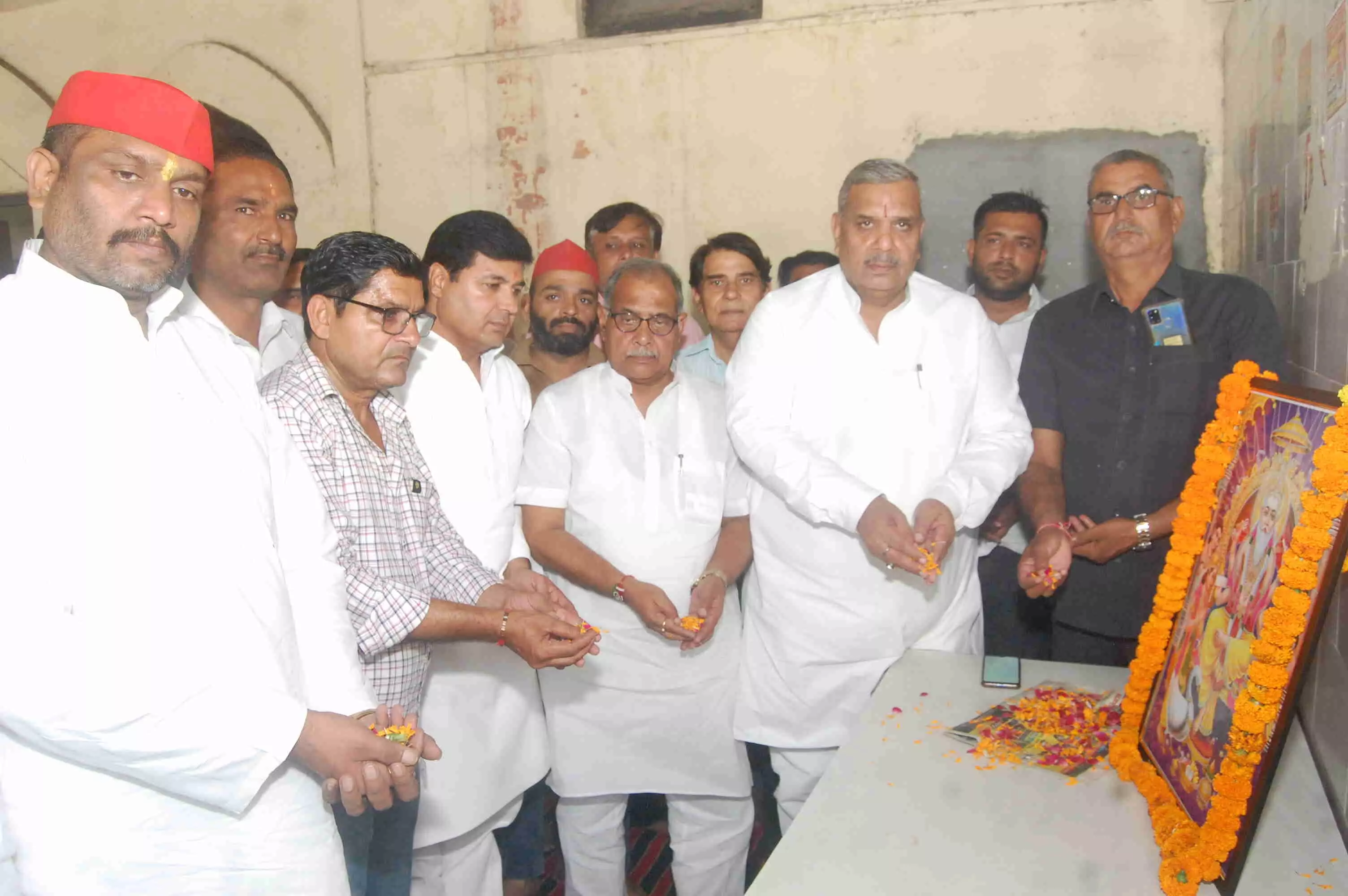 सपा कार्यालय पर धूमधाम से मनी विश्वकर्मा जयंती