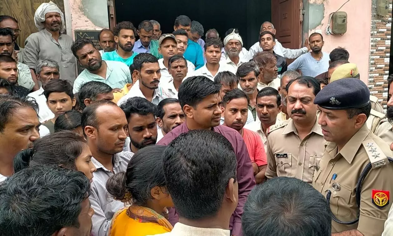 मुजफ्फरनगर...पूजा का शव रखकर परिजनों ने किया हंगामा मुजफ्फरनगर...पूजा का शव रखकर परिजनों ने किया हंगामा