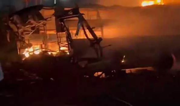 महाराष्ट्र में बस में आग लगने से ग्यारह लोगों की मौत महाराष्ट्र में बस में आग लगने से ग्यारह लोगों की मौत