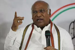 कांग्रेस को 24 साल बाद मिला गैर-गांधी अध्यक्ष, थरूर को खरगे से मिली बड़ी हार कांग्रेस को 24 साल बाद मिला गैर-गांधी अध्यक्ष, थरूर को खरगे से मिली बड़ी हार