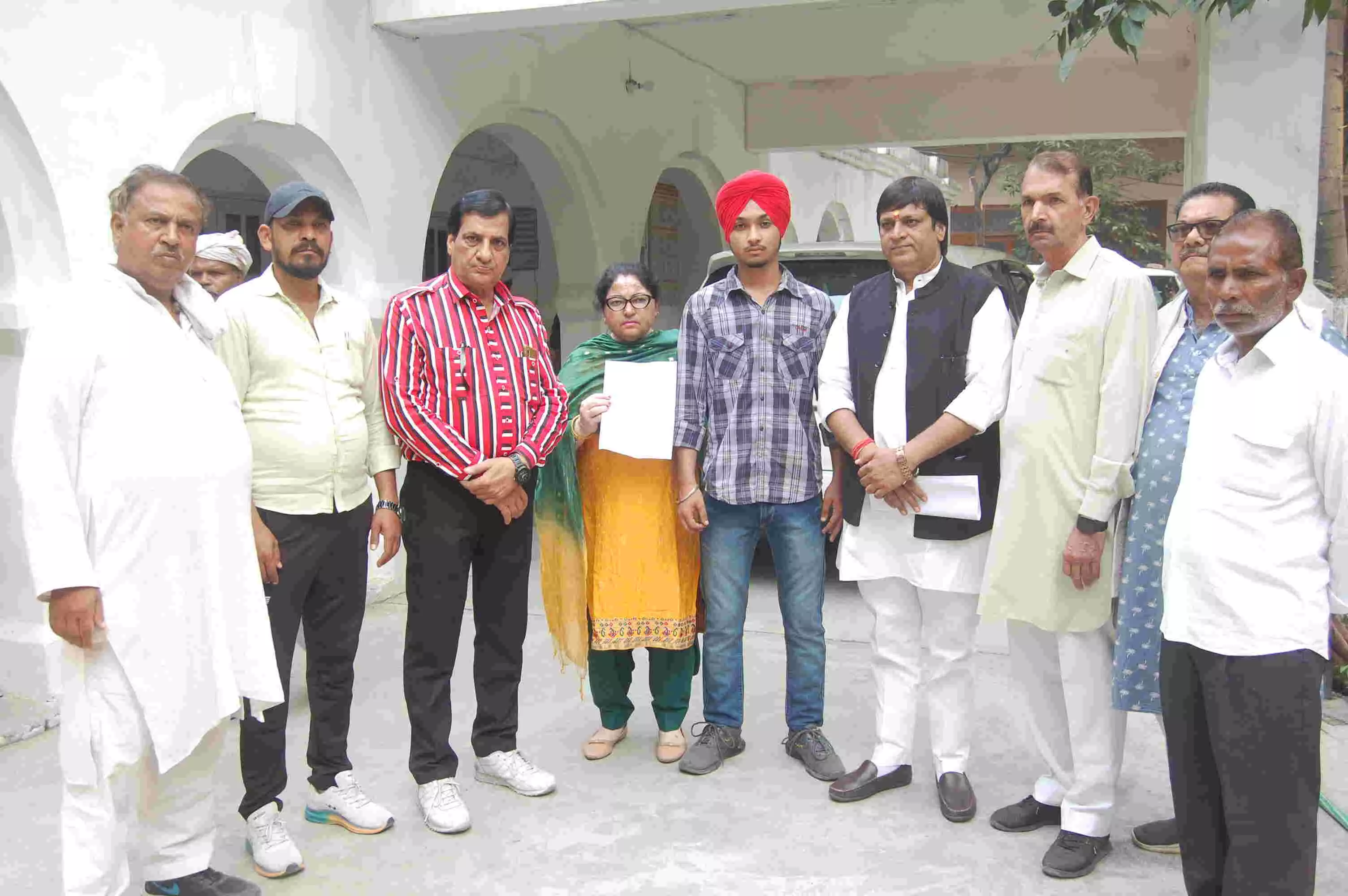 होली एंजिल्स स्कूल प्रकरण में मनीष चौधरी की मांग पर डीएम ने गठित की जांच कमेटी होली एंजिल्स स्कूल प्रकरण में मनीष चौधरी की मांग पर डीएम ने गठित की जांच कमेटी