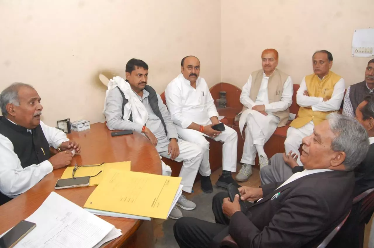 खतौली उपचुनाव-मदन भैया ने लड़कर बचाया अपना पर्चा खतौली उपचुनाव-मदन भैया ने लड़कर बचाया अपना पर्चा