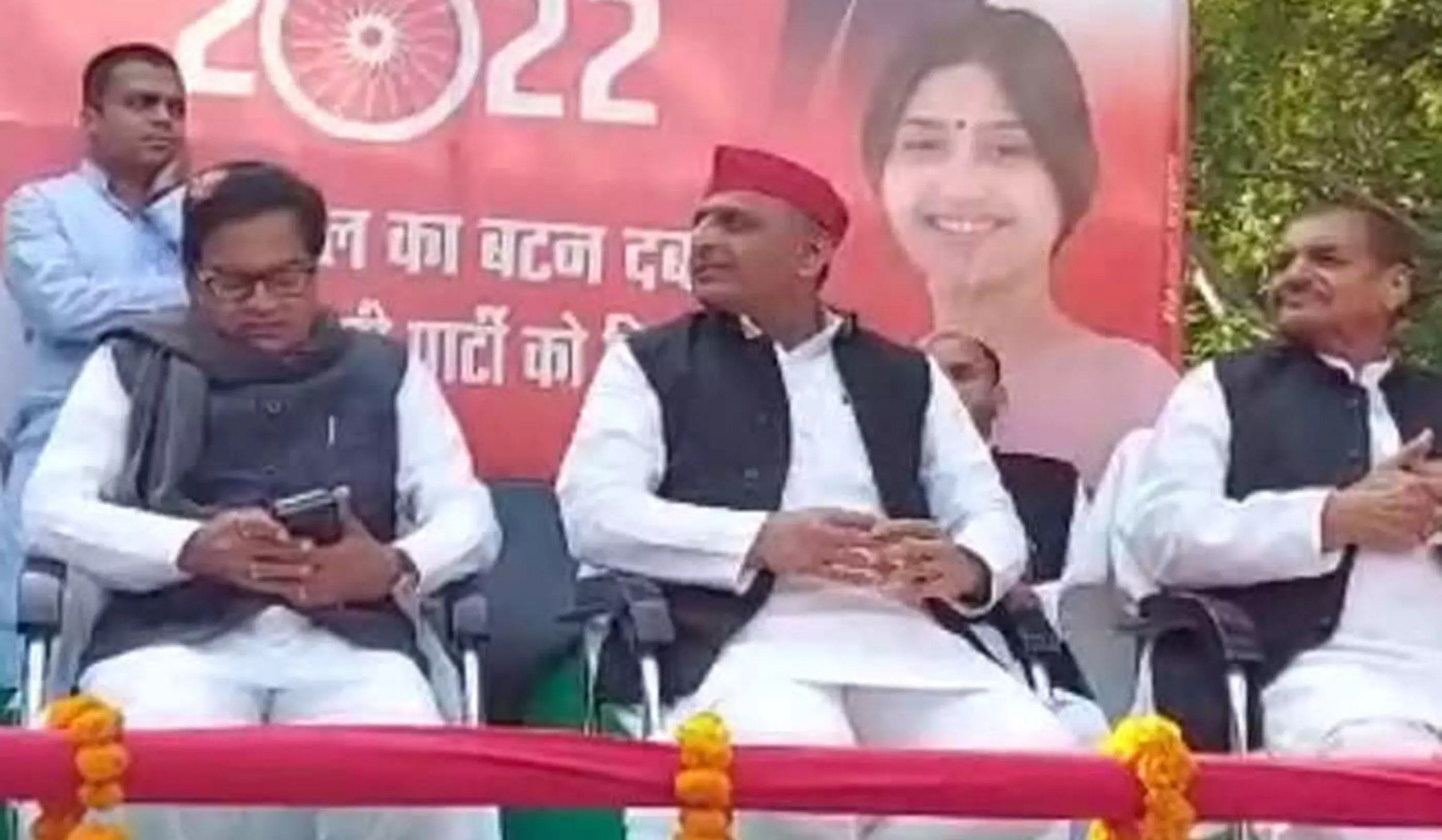 अखिलेश यादव ने गुलदस्ता देकर छुए चाचा शिवपाल के पैर अखिलेश यादव ने गुलदस्ता देकर छुए चाचा शिवपाल के पैर