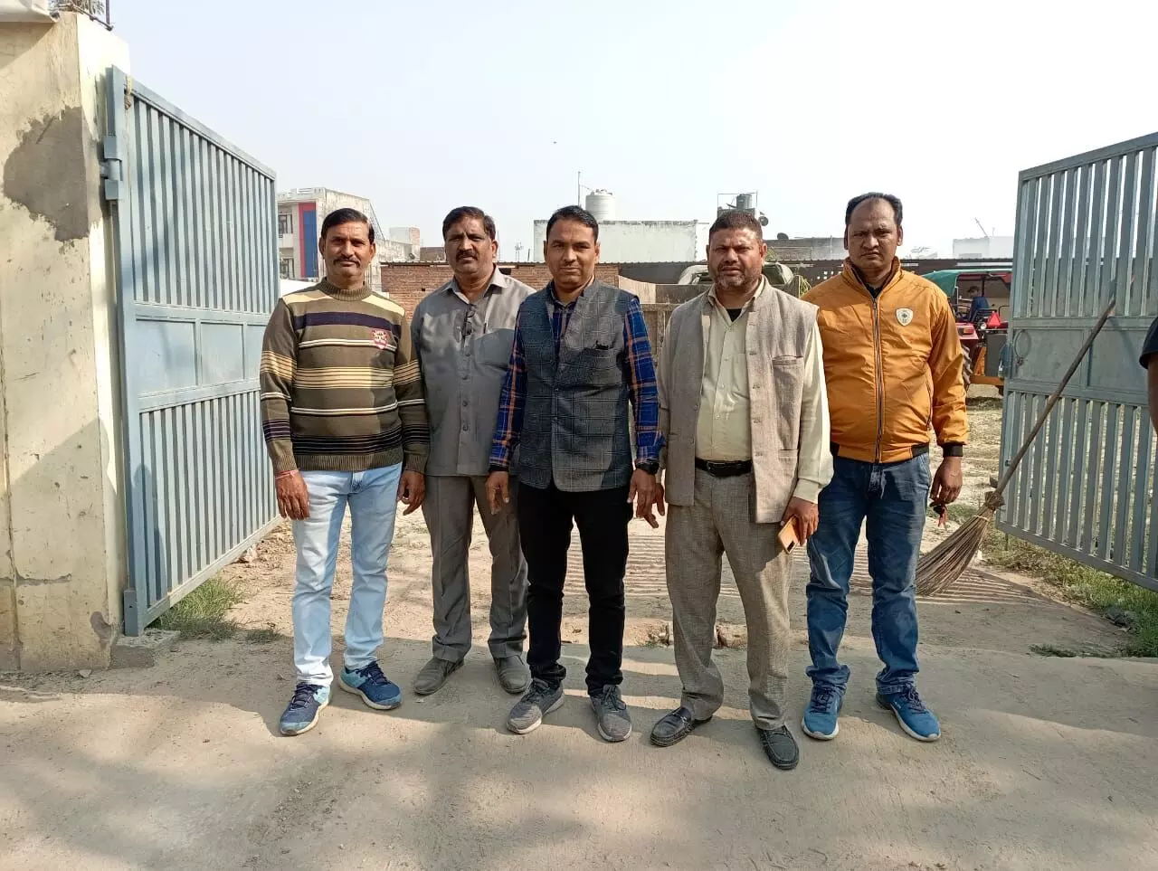 मुजफ्फरनगर...सभासदों ने तोड़ा बारात घर पर लगा ताला मुजफ्फरनगर...सभासदों ने तोड़ा बारात घर पर लगा ताला