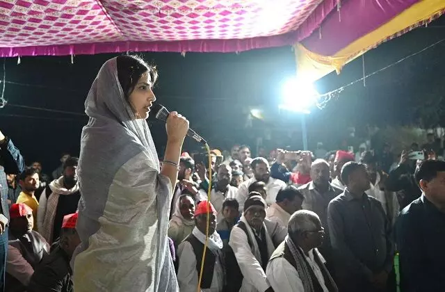 डिंपल यादव ने मुलायम सिंह के सेवा भाव की दुहाई देकर की मतदाताओं से वोट की अपील डिंपल यादव ने मुलायम सिंह के सेवा भाव की दुहाई देकर की मतदाताओं से वोट की अपील