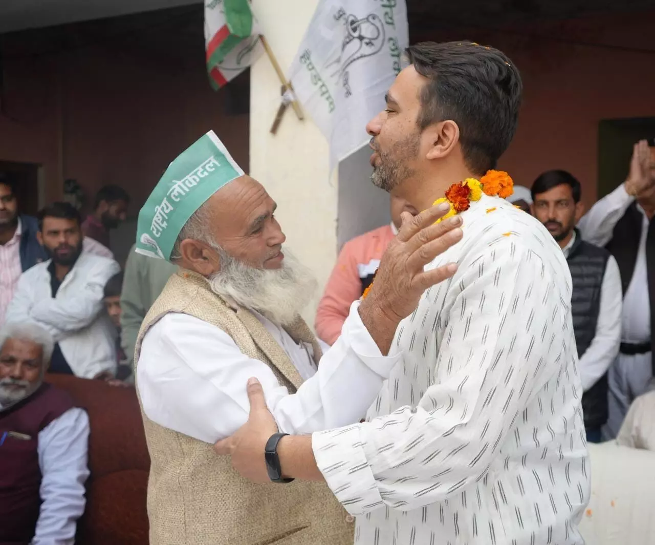 जनता के वोट से मजबूत हुआ भाईचारे का ताना-बाना जनता के वोट से मजबूत हुआ भाईचारे का ताना-बाना