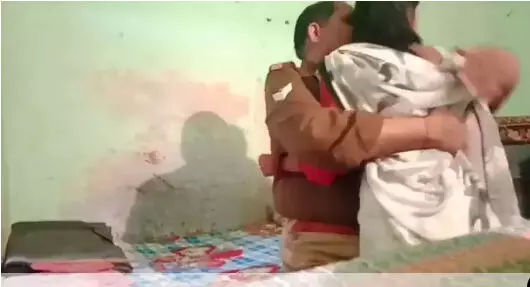 महिला के साथ कांस्टेबल का वर्दी में अश्लीलता करते वीडियो वायरल, कांस्टेबल सस्पेंड महिला के साथ कांस्टेबल का वर्दी में अश्लीलता करते वीडियो वायरल, कांस्टेबल सस्पेंड