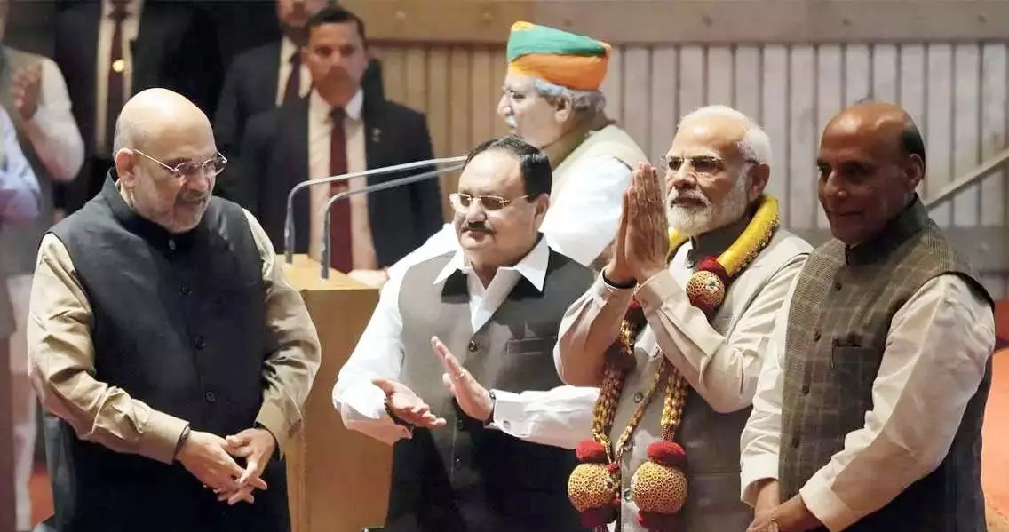 पीएम मोदी ने रक्षामंत्री राजनाथ सिंह को खींचकर बगल में खड़ा किया, पीठ भी थपथपाई पीएम मोदी ने रक्षामंत्री राजनाथ सिंह को खींचकर बगल में खड़ा किया, पीठ भी थपथपाई