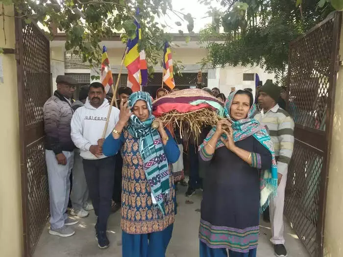 दिन-रात सेवा करने के बाद मौत होने पर बहुओं ने दिया अपनी सास की अर्थी को कंधा दिन-रात सेवा करने के बाद मौत होने पर बहुओं ने दिया अपनी सास की अर्थी को कंधा