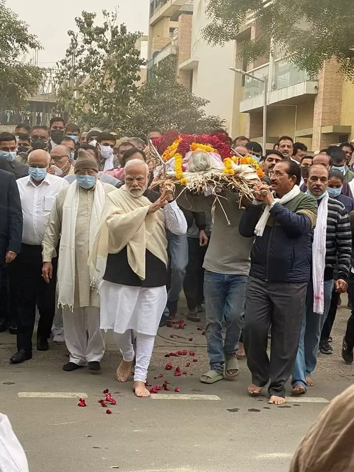 प्रधानमंत्री नरेन्द्र मोदी की मां हीरा बा पंचतत्व में विलीन, देशभर में शोक छाया