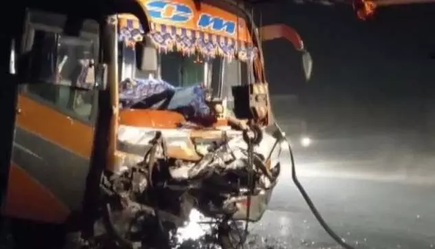 कार चालक को आया हार्टअटैक, बस से भिडी तेज रफ्तार कार, 9 लोगों की मौत