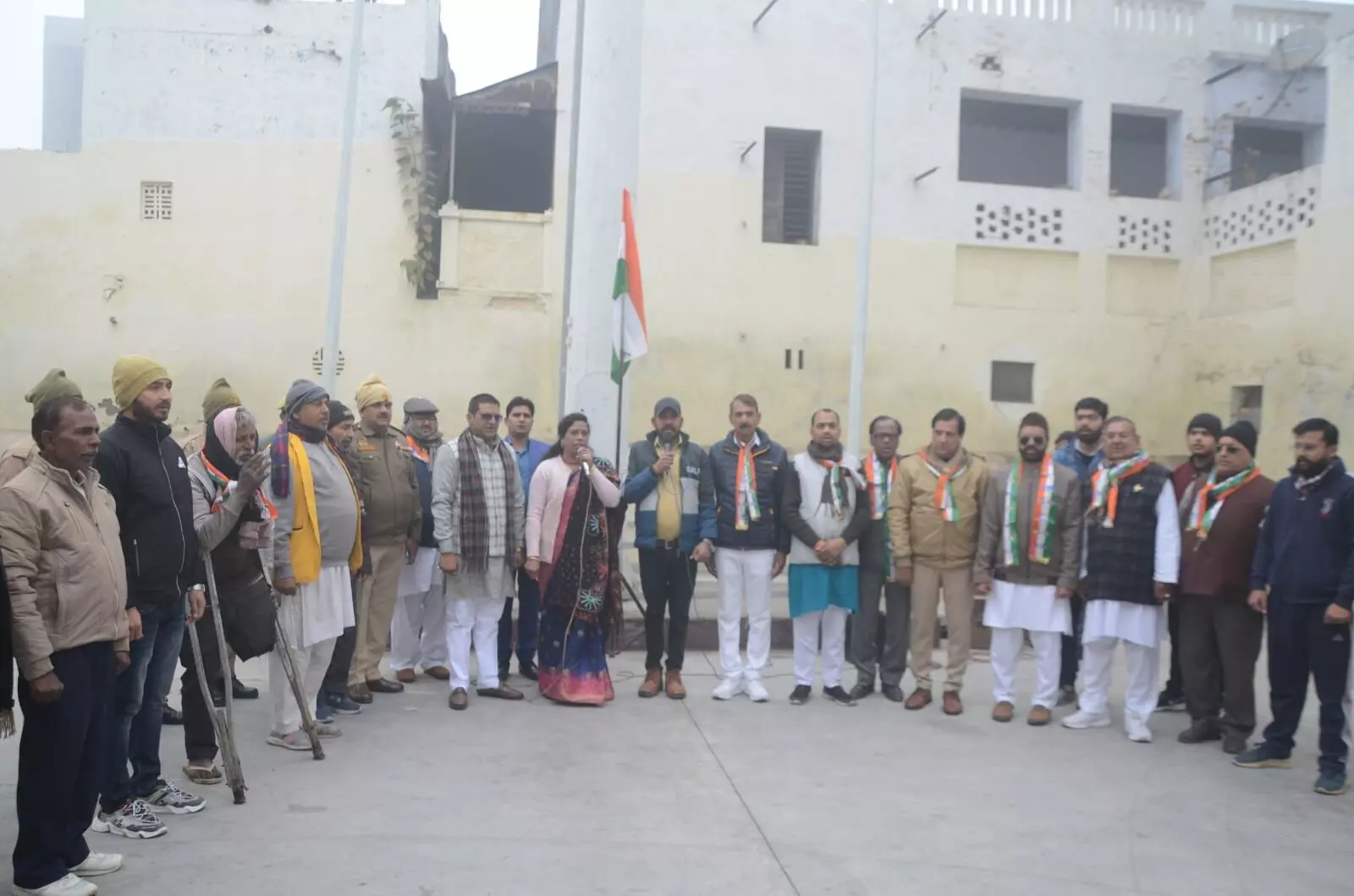 नये साल के पहले दिन रेलवे स्टेशन पर सामूहिक राष्ट्रगान
