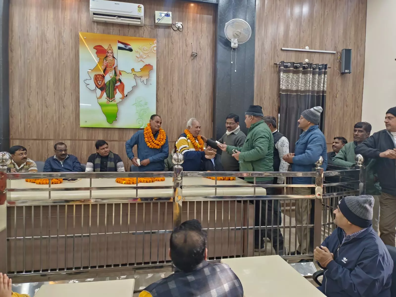 पालिका में कर्मचारियों को दी भावपूर्ण विदाई पालिका में कर्मचारियों को दी भावपूर्ण विदाई