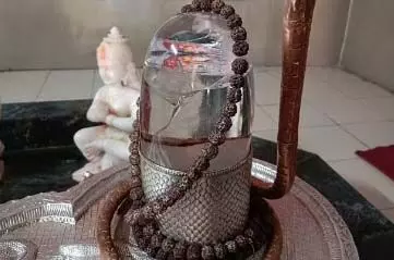 जोशीमठ पर आफत और तेज, शंकराचार्य माधव आश्रम मंदिर के शिवलिंग में आई दरारें जोशीमठ पर आफत और तेज, शंकराचार्य माधव आश्रम मंदिर के शिवलिंग में आई दरारें