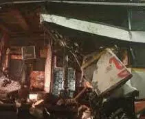 डीसीएम व बस की भिड़ंत में चार की मौत, कई यात्री गंभीर डीसीएम व बस की भिड़ंत में चार की मौत, कई यात्री गंभीर