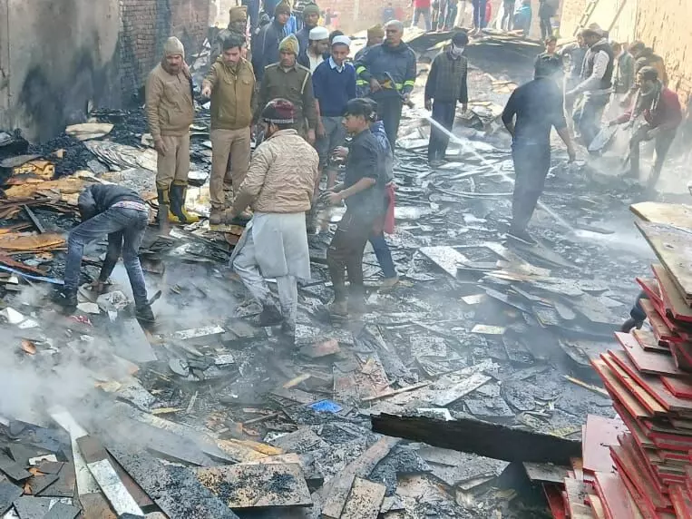 Muzaffarnagar....अलाव की चिंगारी ने राख कर दिया गोदाम! Muzaffarnagar....अलाव की चिंगारी ने राख कर दिया गोदाम!