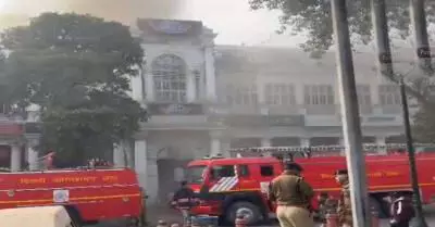 होटल में लगी भीषण आग, दमकल की आठ गाड़ियां मौके पर होटल में लगी भीषण आग, दमकल की आठ गाड़ियां मौके पर