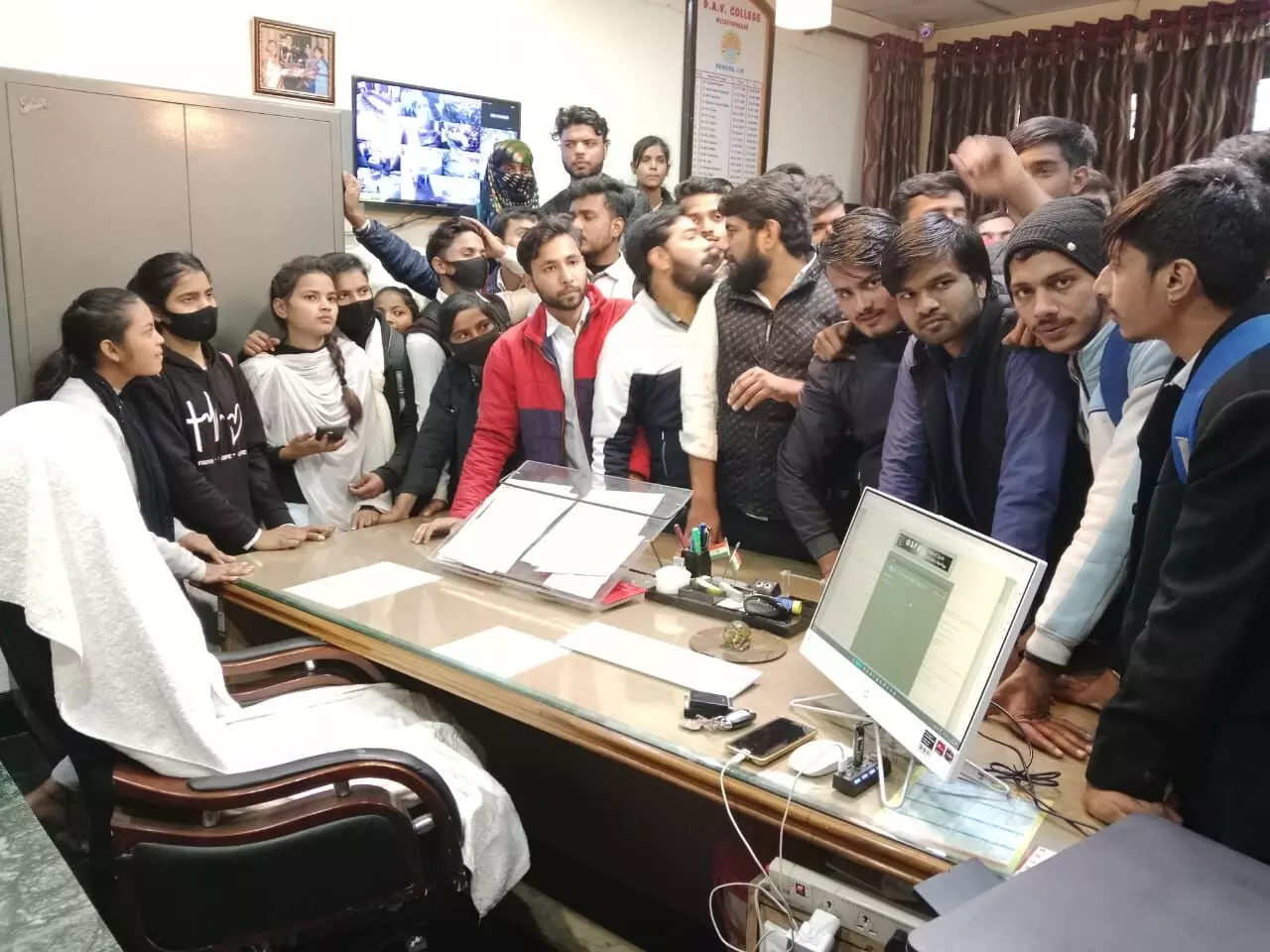 Muzaffarnagar...डीएवी काॅलेज में छात्र-छात्राओं का हंगामा Muzaffarnagar...डीएवी काॅलेज में छात्र-छात्राओं का हंगामा