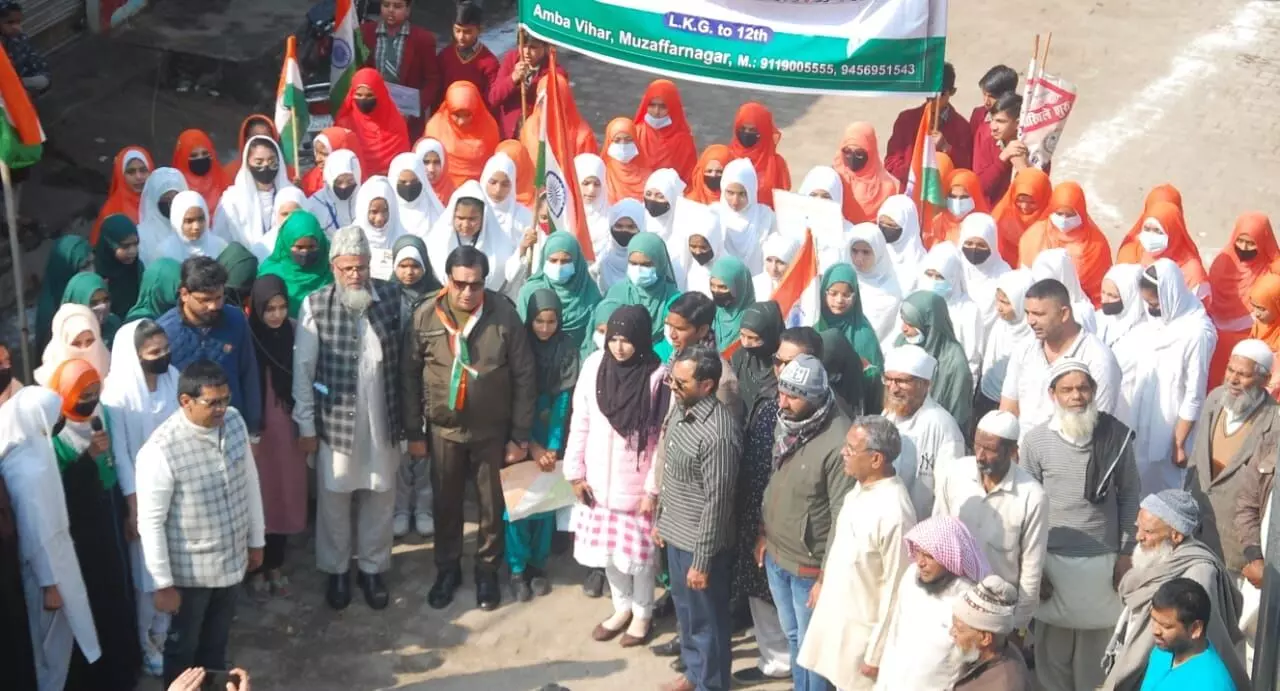 सामूहिक राष्ट्रगान में दिखी सांप्रदायिक सौहार्द की हवा, हिंदू-, मुस्लिम एकता का बिगुल बजा, तिरंगा यात्रा भी निकाली सामूहिक राष्ट्रगान में दिखी सांप्रदायिक सौहार्द की हवा, हिंदू-, मुस्लिम एकता का बिगुल बजा, तिरंगा यात्रा भी निकाली