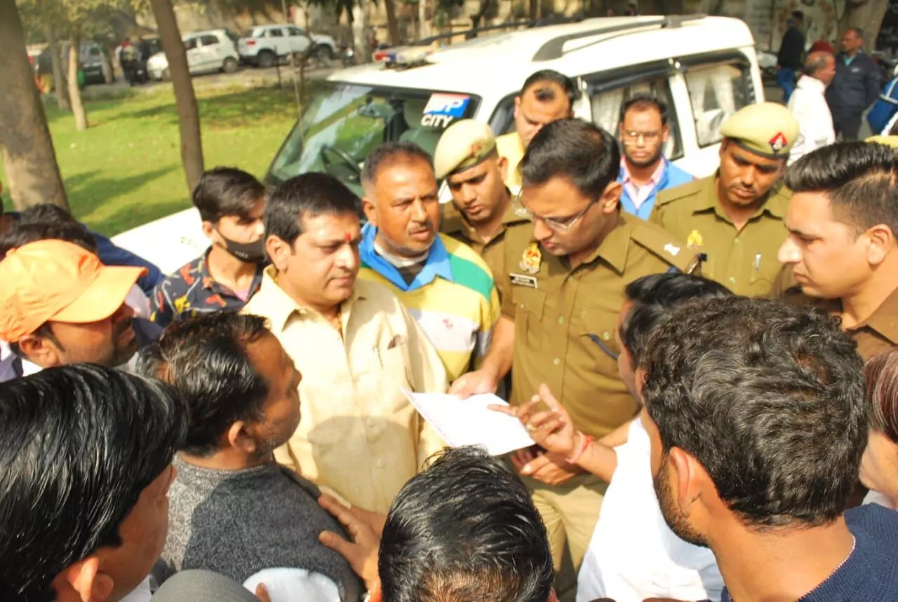 राजपुर तिलौरा में दबंगों ने मारी दूधिया को गोली, आरोपियों की गिरफ्तारी की माँग एसएसपी आफिस घेरा