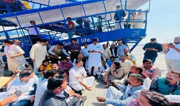 दिल्ली पुलिस ने कांग्रेस के वरिष्ठ नेता पवन खेडा का विमान से उतारा, हिरासत में लिया