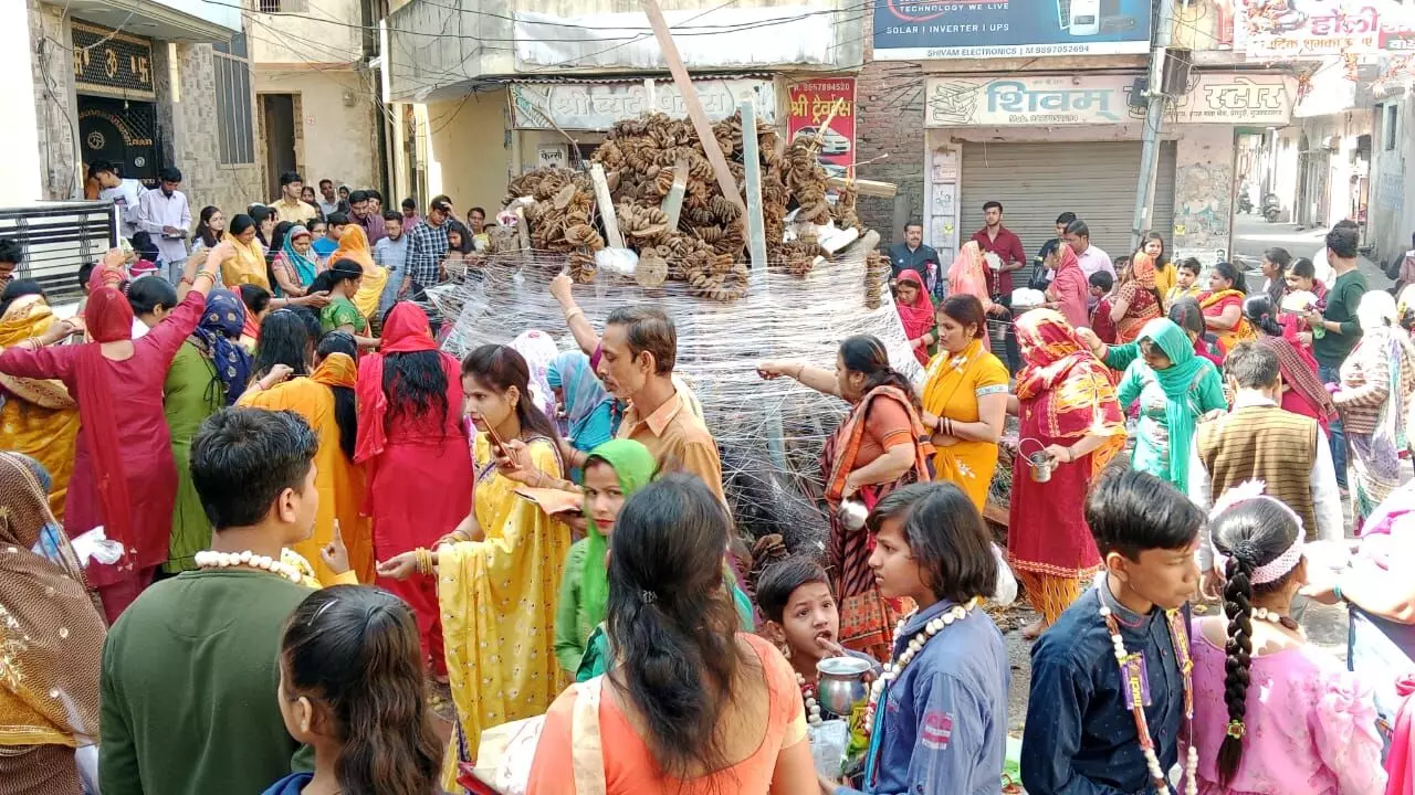 Muzaffarnagar--महिलाओं ने गाए मंगल गीत, पिचकारियों से बरसा रंग Muzaffarnagar--महिलाओं ने गाए मंगल गीत, पिचकारियों से बरसा रंग