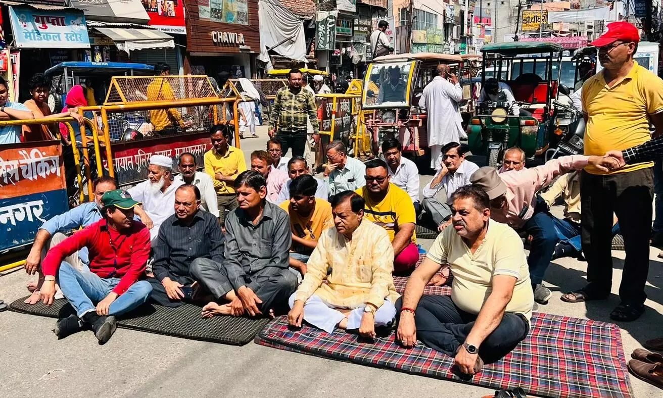 Muzaffarnagar---एसपी ट्रैफिक के खिलाफ सड़क बंद कर धरने पर बैठे भाजपा नेता Muzaffarnagar---एसपी ट्रैफिक के खिलाफ सड़क बंद कर धरने पर बैठे भाजपा नेता