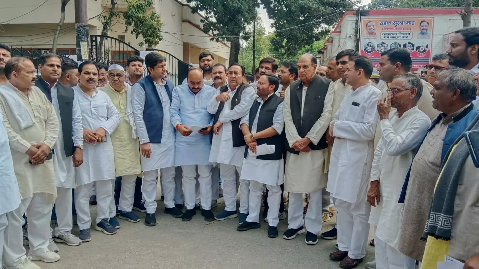 बेमौसम बारिश-ओलों से फसल चैपट, रालोद ने मांगा मुआवजा बेमौसम बारिश-ओलों से फसल चैपट, रालोद ने मांगा मुआवजा
