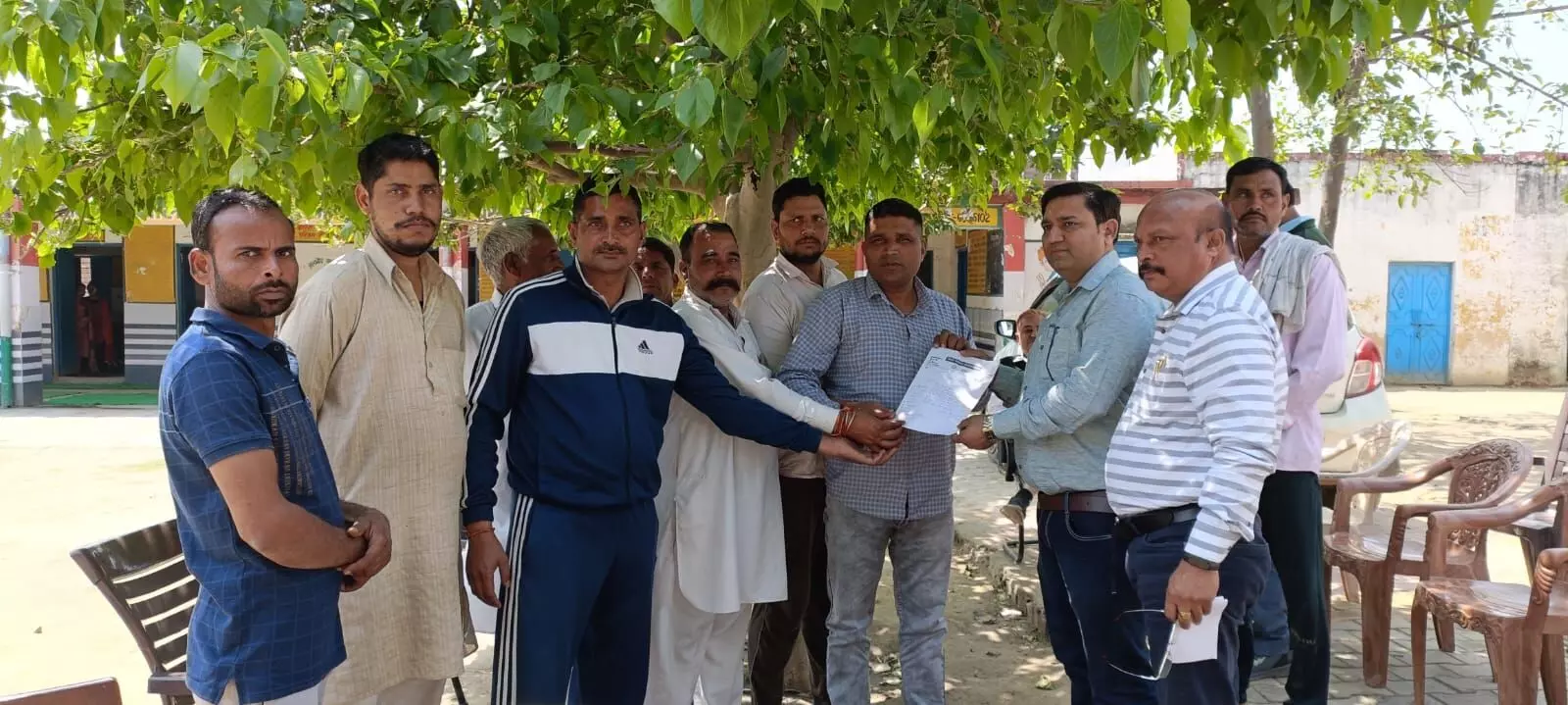 Muzaffarnagar---मुख्यालय पर विकास गिनाते रहे मंत्री, गांव में टपकती रही स्कूल की छत Muzaffarnagar---मुख्यालय पर विकास गिनाते रहे मंत्री, गांव में टपकती रही स्कूल की छत