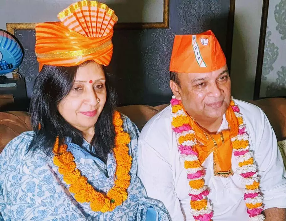 भगवा पगड़ी पहनाकर दी गौरव और मीनाक्षी को बधाइयां
