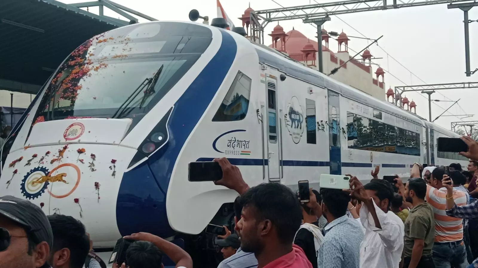 मंत्री संजीव बालियान ने किया वंदे भारत ट्रेन का स्वागत