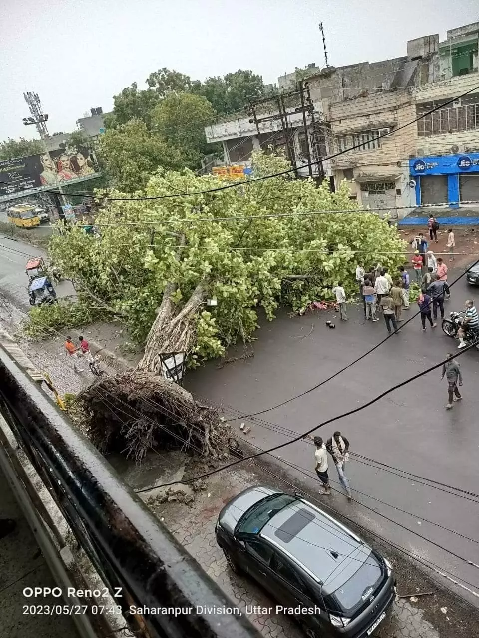 चंद मिनट की हवा से जिले मे छाया अंधेरा